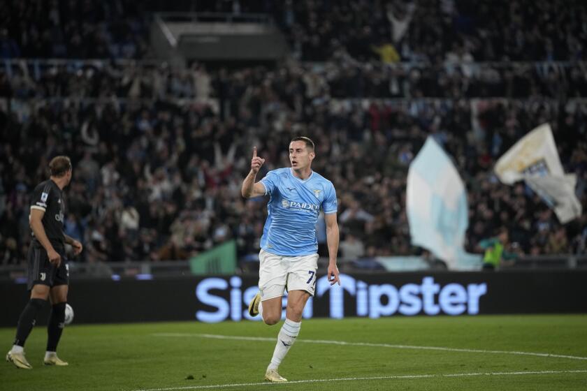 Adam Marusic de la Lazio celebra tras anotar el gol de la victoria de su equipo ante la Juventus en el encuentro de la Serie A el sábado 30 de marzo del 2024. (AP Foto/Andrew Medichini)