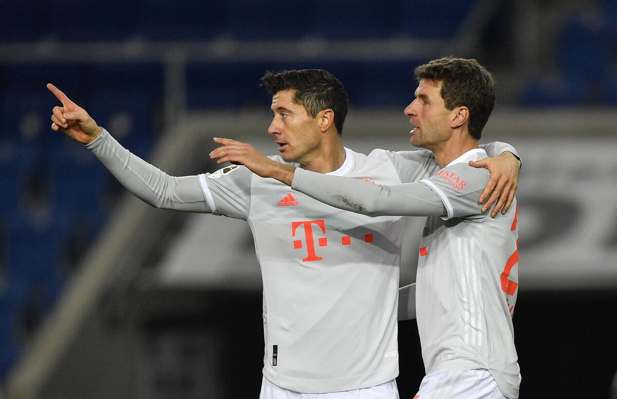 Los jugadores de Bayern Múnich Robert Lewandowski y Thomas Mueller, de izquierda a derecha