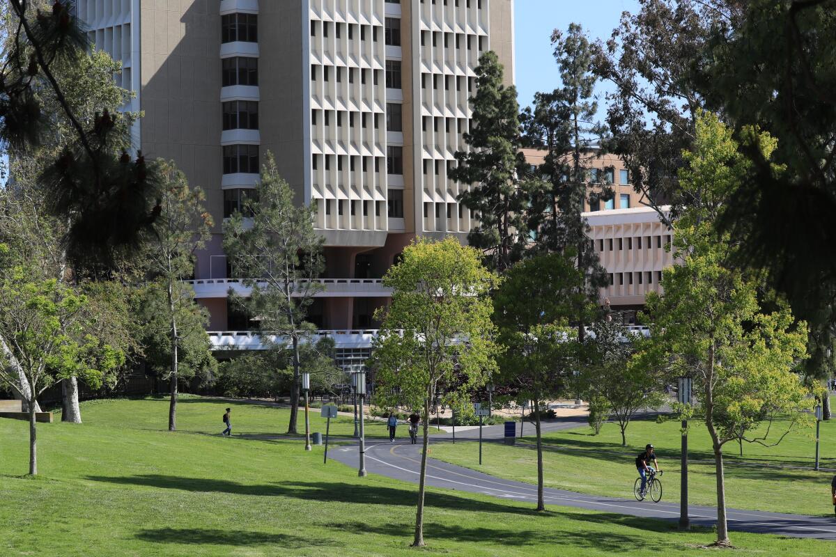 UC Irvine renames school after entrepreneur donates $50 million - Los ...