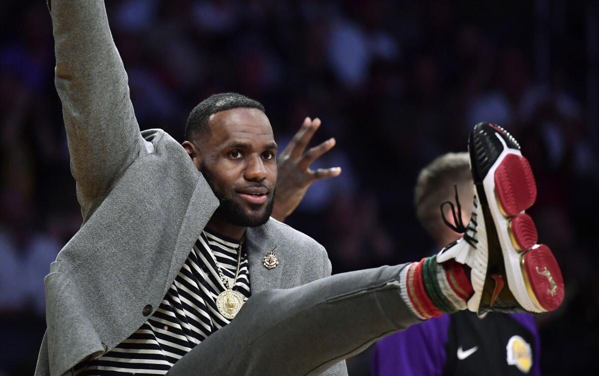 LeBron James, de los Lakers de Los Ángeles, levanta una pierna durante el encuentro del domingo 7 de abril de 2019, entre su equipo y el Jazz de Utah.