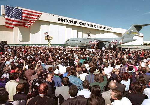 1996 About 3,000 people gathered to welcome President Clinton at McDonnell Douglas in Long Beach, Calif., where he was presented with the keys to a new C-17 aircraft.