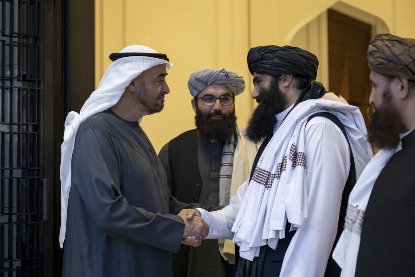 En esta imagen, distribuida por la agencia noticiosa estatal WAM, el líder emiratí jeque Mohammed bin Zayed Al Nahyan, que gobierna en Abu Dabi (izquierda), estrecha la mano del funcionario talibán Sirajuddin Haqqani en el palacio Qasr Al Shati en Abu Dabi, Emiratos Árabes Unidos, el 4 de junio de 2024. (WAM vía AP)