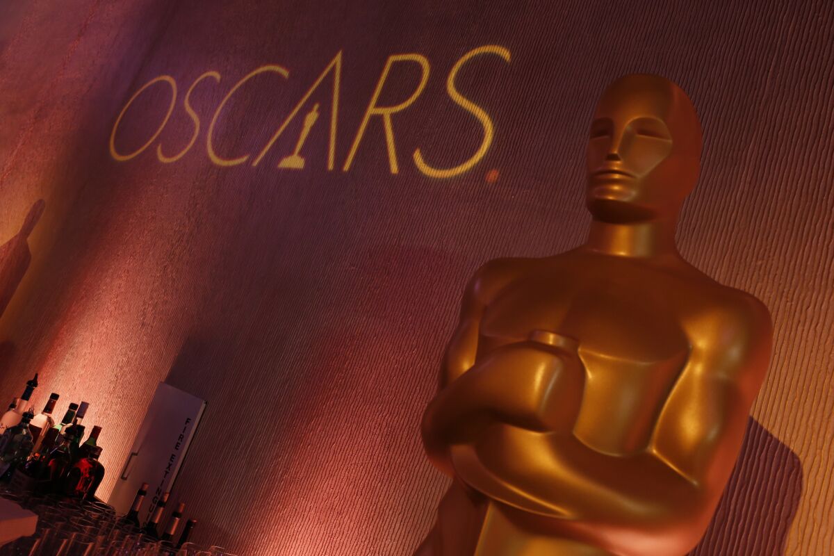 An oversized statue of the gold Oscars trophy