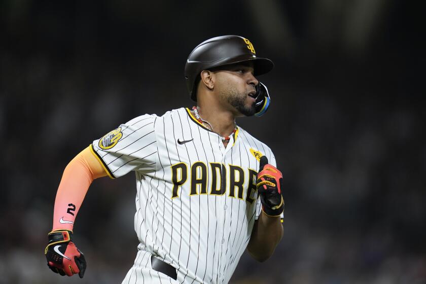 Xander Bogaerts, de los Padres de San Diego, observa su sencillo remolcador durante el séptimo inning del juego de la MLB que enfrentó a su equipo con los Piratas de Pittsburgh, el 12 de agosto de 2024, en San Diego. (AP Foto/Gregory Bull)