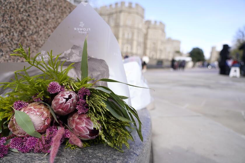 Un ramo de flores afuera del Castillo de Windsor, Inglaterra, el sábado 23 de marzo de 2024, un día después de que se dio a conocer un video en el que Catalina, la princesa de Gales, anunció que le diagnosticaron cáncer. (AP Foto/Alberto Pezzali)