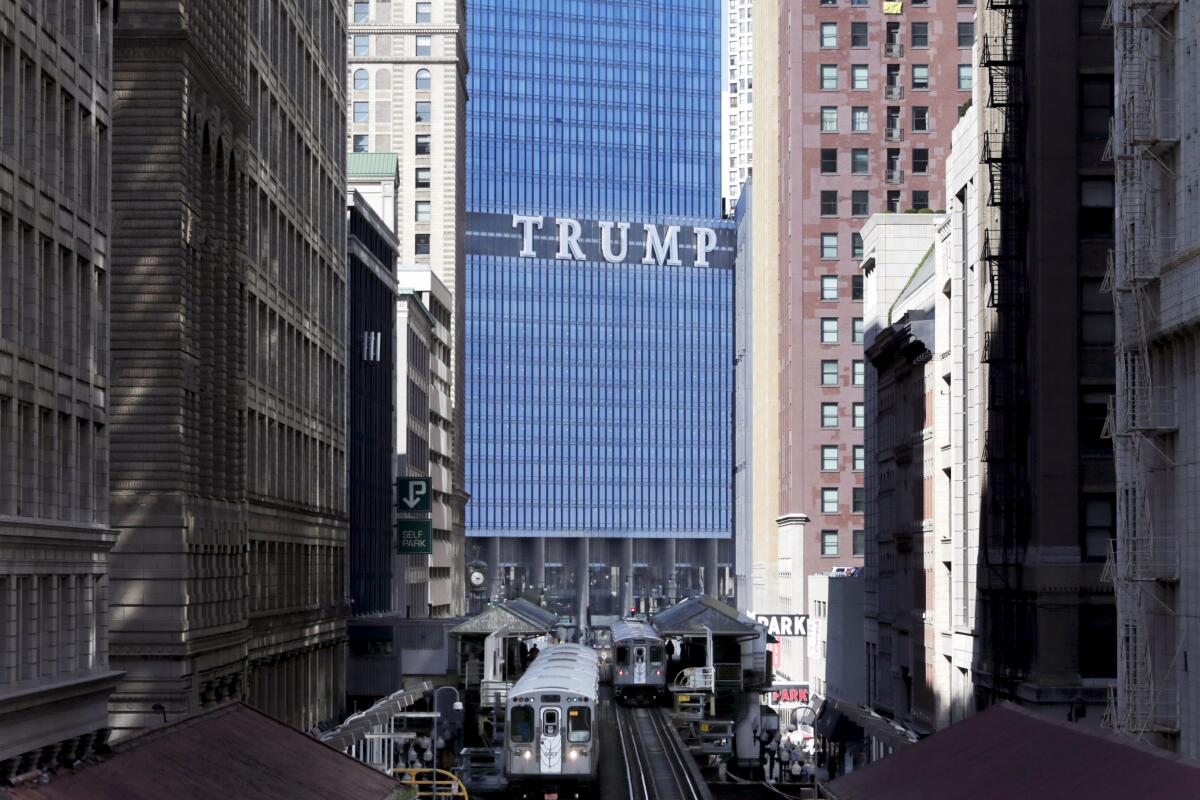 ARCHIVO - El hotel Trump International en la avenida Wabash de Chicago, 