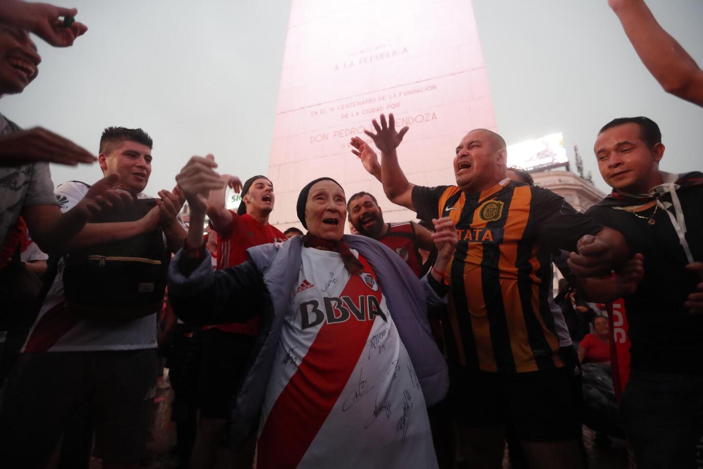 Aficionados observan desde Buenos Aires la final de la Copa Libertadores que se juega en Madrid