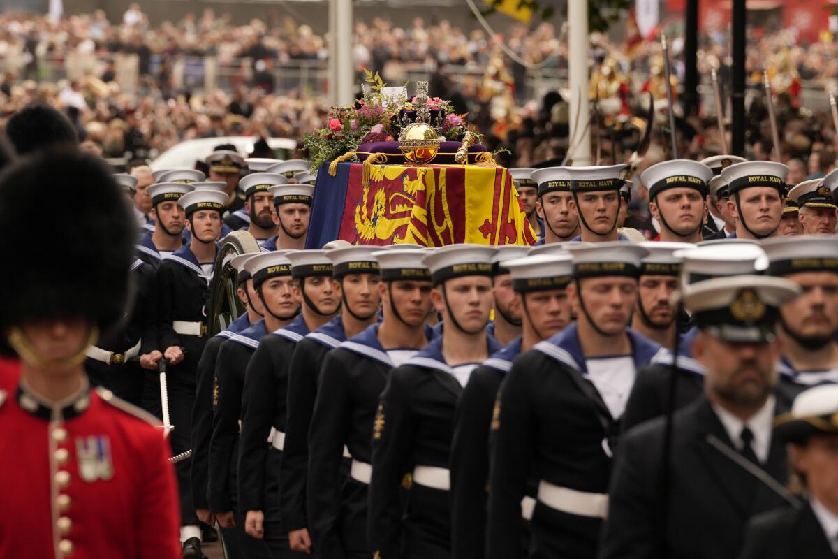 El féretro de la reina Isabel II es llevado tras su funeral en la Abadía de Westminster en el centro de Londres 