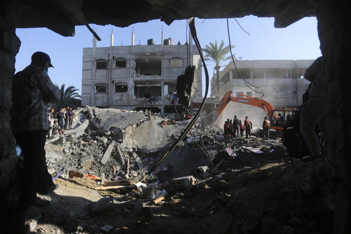 Palestinos buscan sobrevivientes tras el bombardeo israelí en la Franja de Gaza,