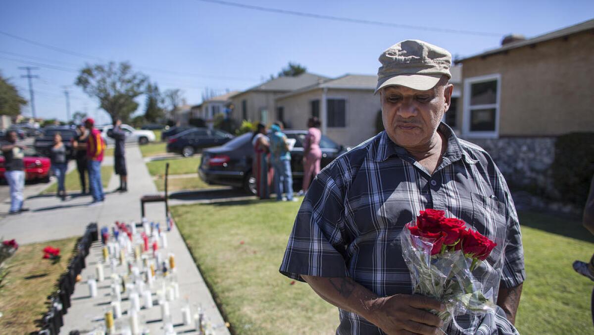 Herbert Baker llevó rosas al memorial construido en honor a Carnell Snell Jr., el joven de 18 años que fue baleado por la policía de Los Ángeles.