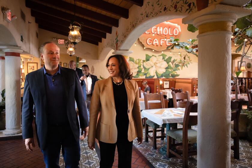 SANTA MONICA-CA-OCTOBER 16, 2023: Vice President Kamala Harris, center, and Second Gentleman Douglas Emhoff, left, walk into El Cholo Mexican restaurant in Santa Monica on October 16, 2023. (Christina House / Los Angeles Times)