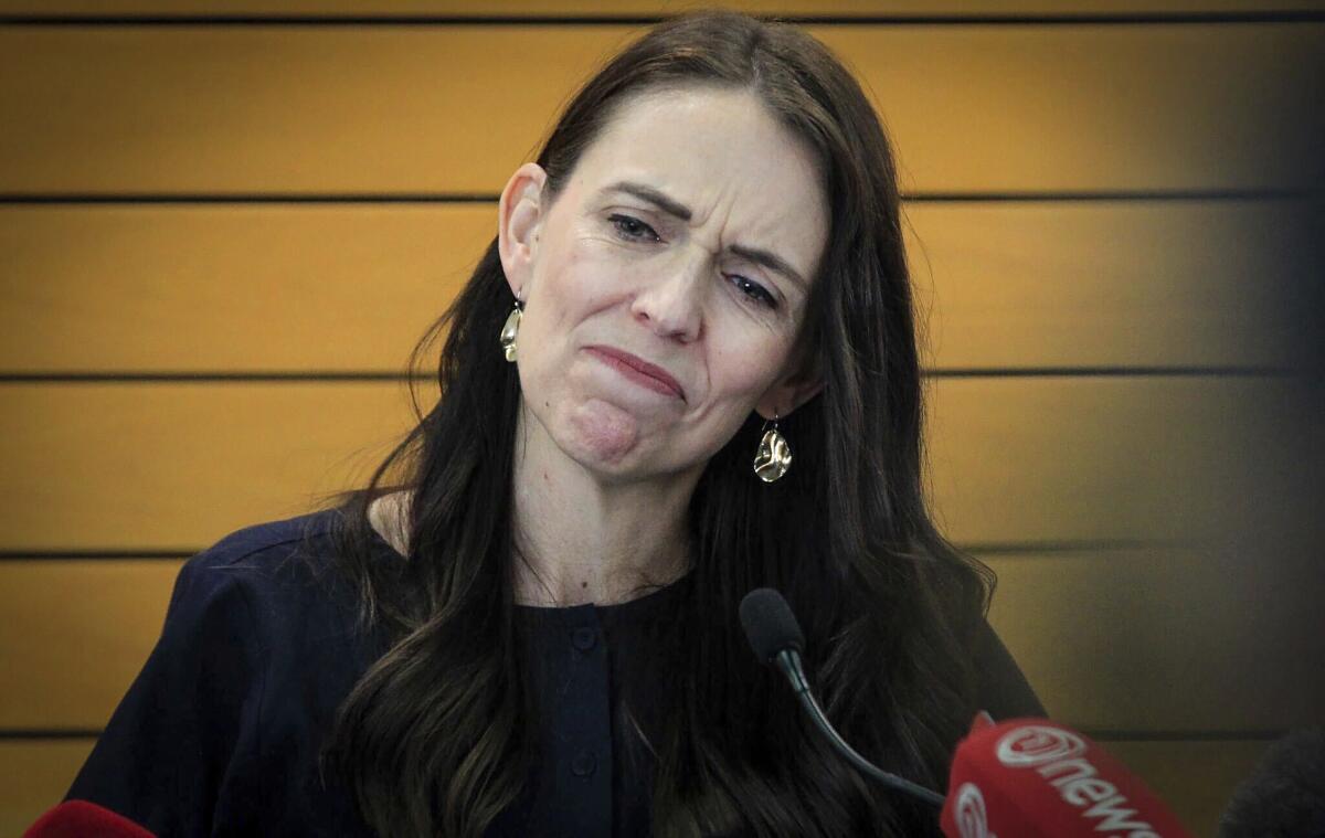 La primera ministra de Nueva Zelanda, Jacinda Ardern, anuncia que deja el cargo en una conferencia de prensa en Napier