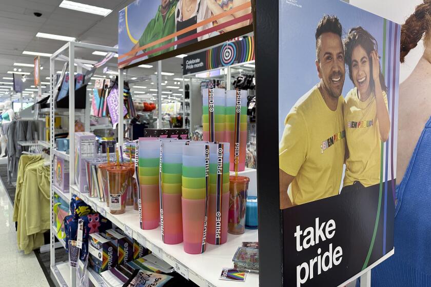 ARCHIVO - Artículos del mes del Orgullo de la comunidad LGBTQ+ en una tienda de Target, el 4 de mayo de 2023, en Nashville, Tennessee. (AP Foto/George Walker IV, Archivo)