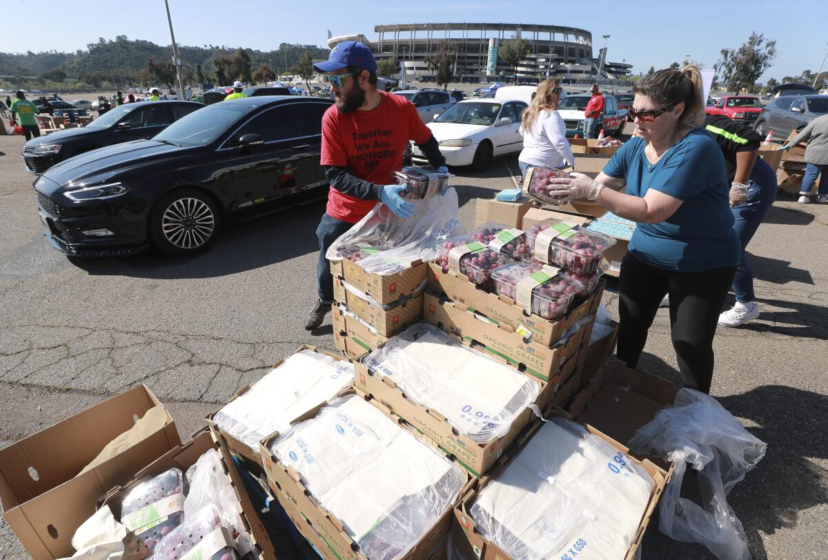 Los Angeles Regional Food Bank en colaboración con el supervisor Mark Ridley-Thomas distribuirán alimentos a más de 2 mil personas en Compton.