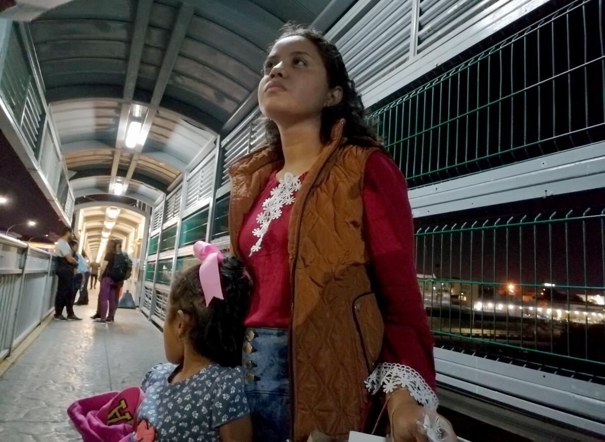 Tribunales en carpas: el último obstáculo para los migrantes que buscan asilo en EE.UU - Los Angeles Times