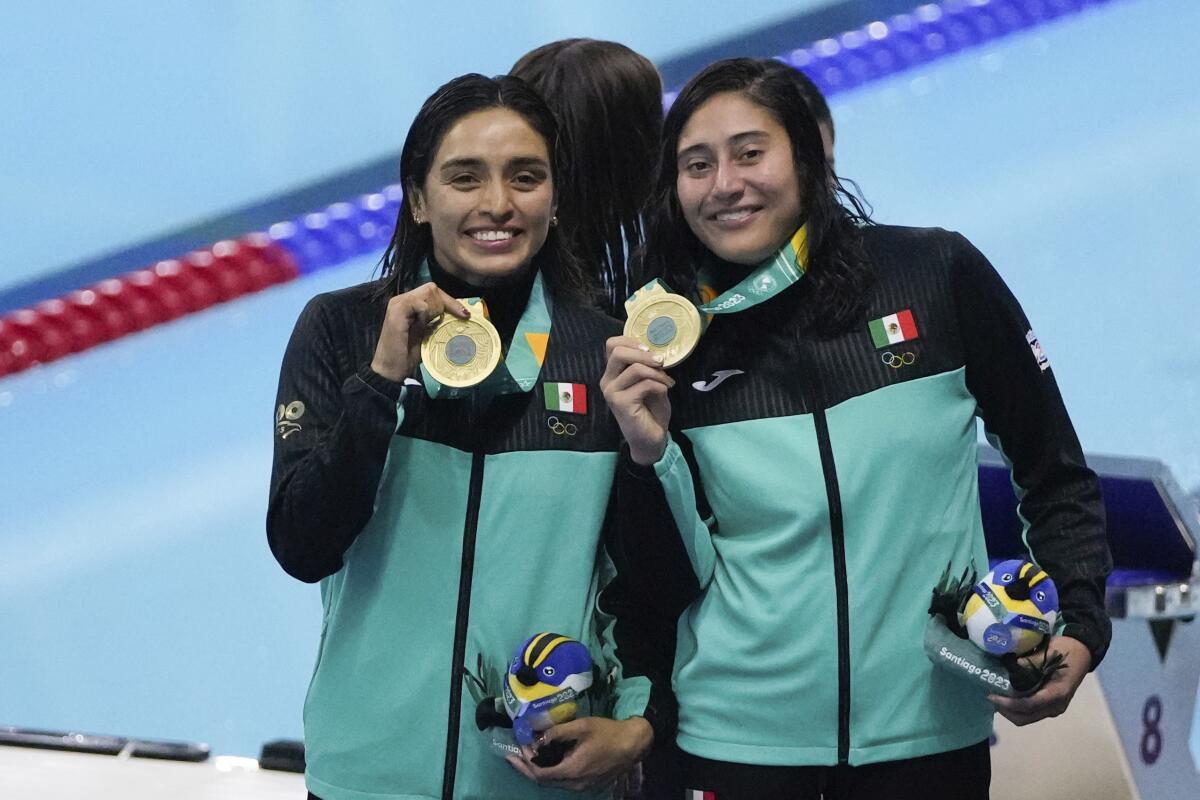 Las mexicanas Arantxa Chávez (izquierda) y Paola Pineda posan con su medalla de oro 