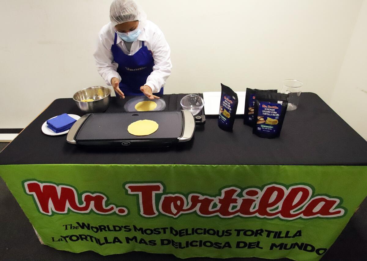 Katerin Rodríguez, experta en tortillas, demuestra cómo hacer una tortilla redonda perfecta usando harina de maíz orgánico.