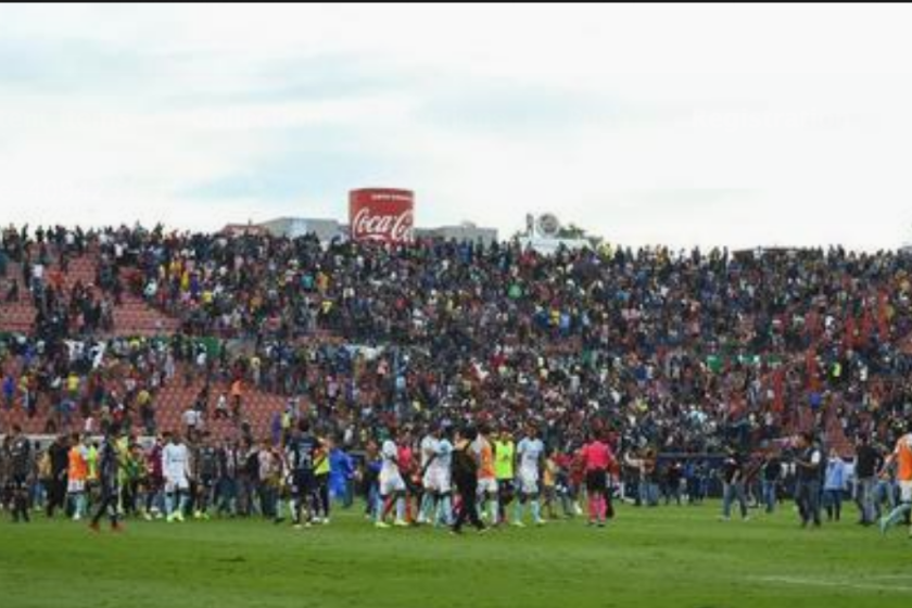 Fanáticos se enfrentan el domingo durante el juego de fútbol entre Los Gallos de Querétaro y el San Luis en la ciudad de San Luis Potosí (México). EFE/Luis Ramírez/Archivo