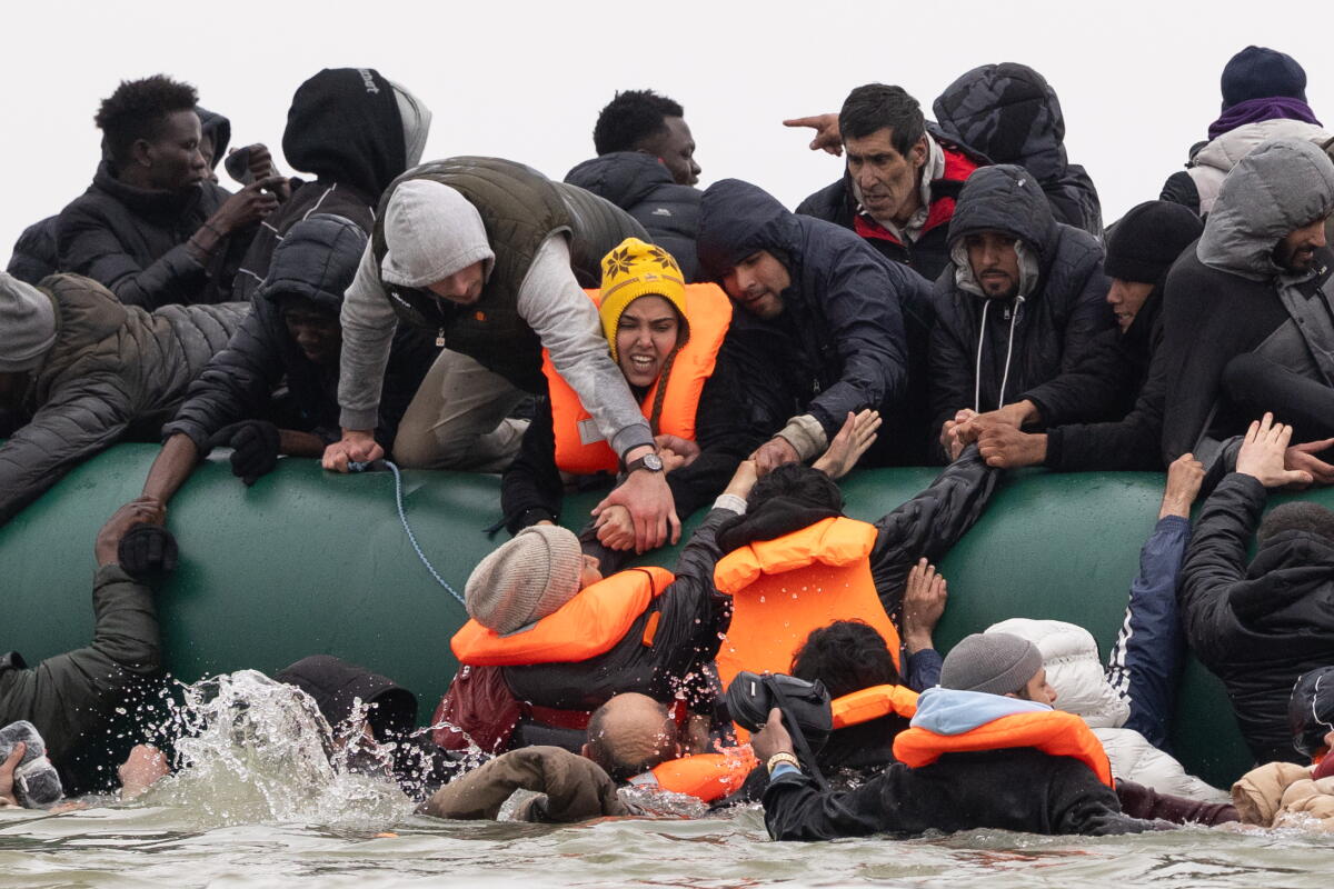 2 dead, 16 injured in migrant boat attempt to cross English Channel - Los Angeles Times