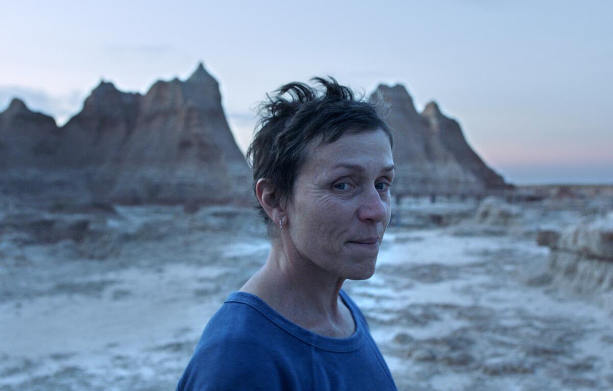 En esta imagen difundida por Searchlight Pictures, la actriz Frances McDormand en una escena de "Nomadland". 