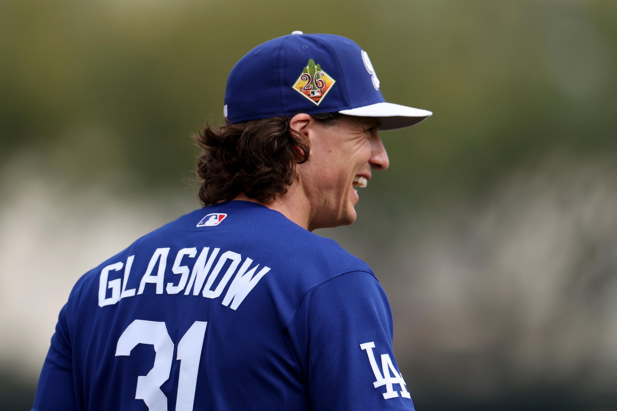 Dodgers atıcısı Tyler Glasnow sahada yürürken gülüyor.