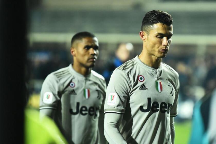 El portugués de Juventus Cristiano Ronaldo (d) sale del campo este miércoles al final de un partido de los cuartos de final de la Copa Italia entre Atalanta y Juventus, en el estadio Atleti Azzurri d'Italia en Bergamo (Italia). EFE