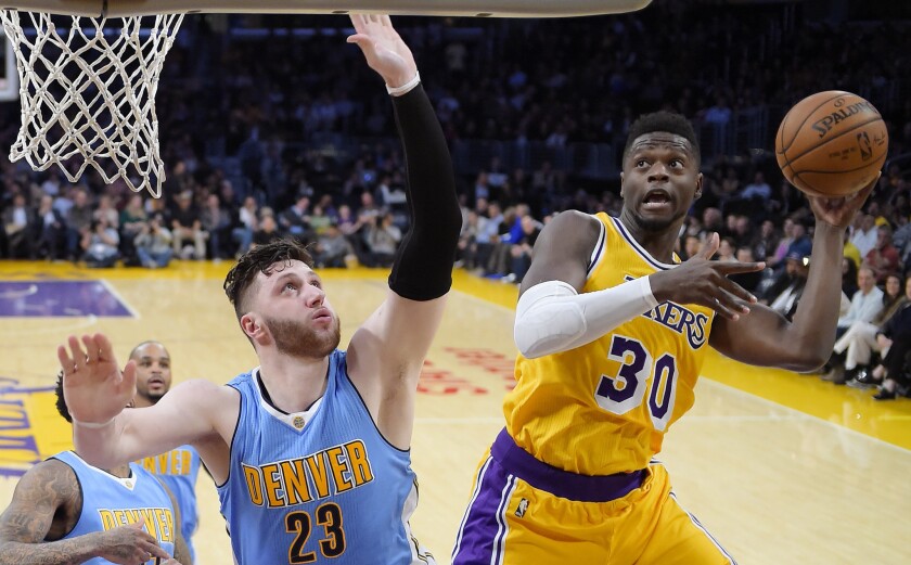 Los Lakers buscan una constante en sus jugadores titulares.