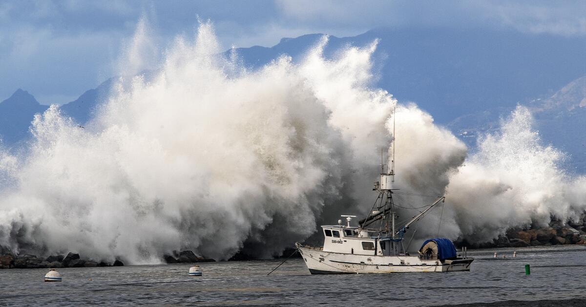 Heavy surf pounds the Southern California coast - Los Angeles Times