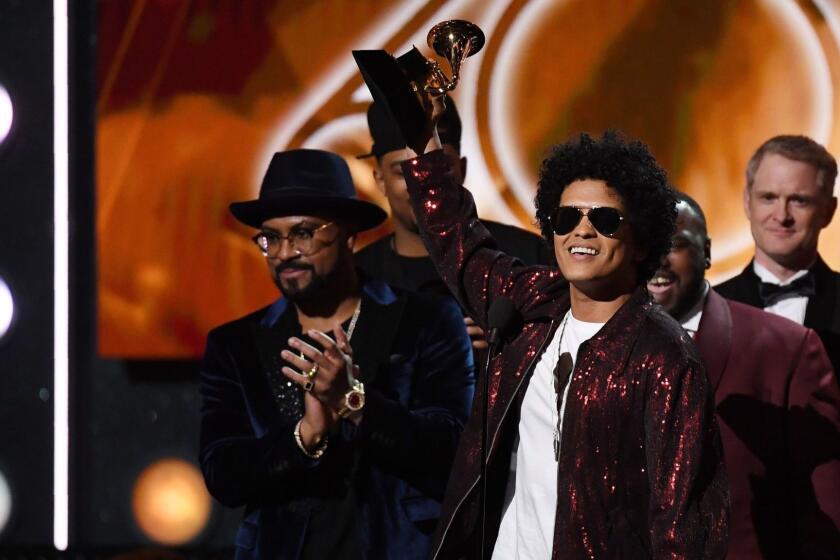 TOPSHOT - Bruno Mars receives his third Grammy for Album of the Year during the 60th Annual Grammy Awards show on January 28, 2018, in New York. / AFP PHOTO / Timothy A. CLARYTIMOTHY A. CLARY/AFP/Getty Images ** OUTS - ELSENT, FPG, CM - OUTS * NM, PH, VA if sourced by CT, LA or MoD **