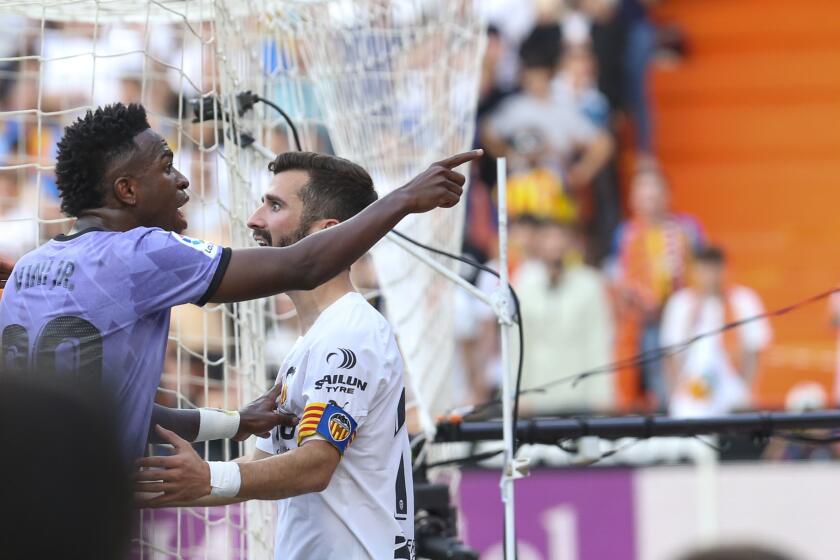Vinicius Junior (izquierda) del Real Madrid reacciona durante el partido contra el Valencia en la Liga española, el domingo 21 de mayo de 2023, en Valencia. (AP Foto/Alberto Saiz)