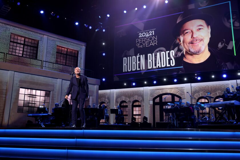 Rubén Blades recibió su homenaje rodeado de amigos y colegas en medio de canciones y palabras emotivas.