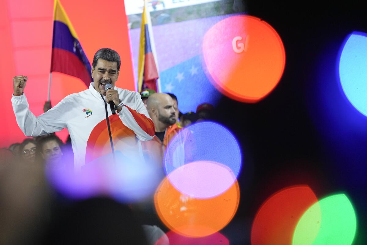 El presidente de Venezuela Nicolás Maduro se dirige a sus simpatizantes 