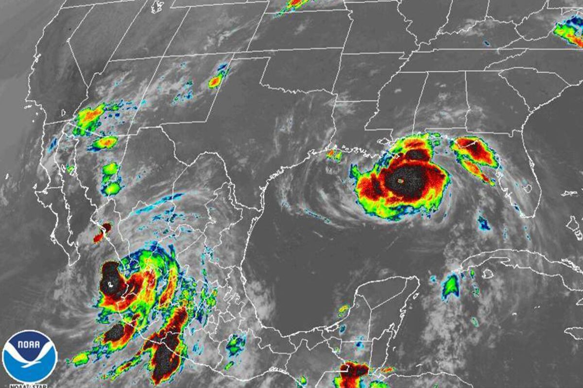 Los huracanes Nora (abajo a la izq) e Ida (der) sobre Norteamérica el 29 de agosto del 2021.