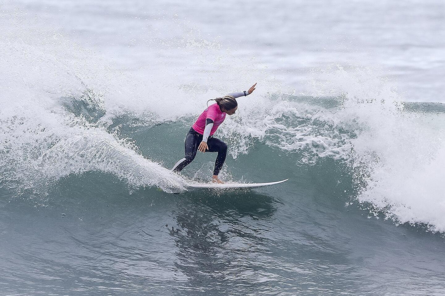 La australiana Sally Fitzgibbons participa en el evento Swatch Pro 2017 perteneciente a la Liga de Surf Mundial, en Trestles, San Clemente, California.