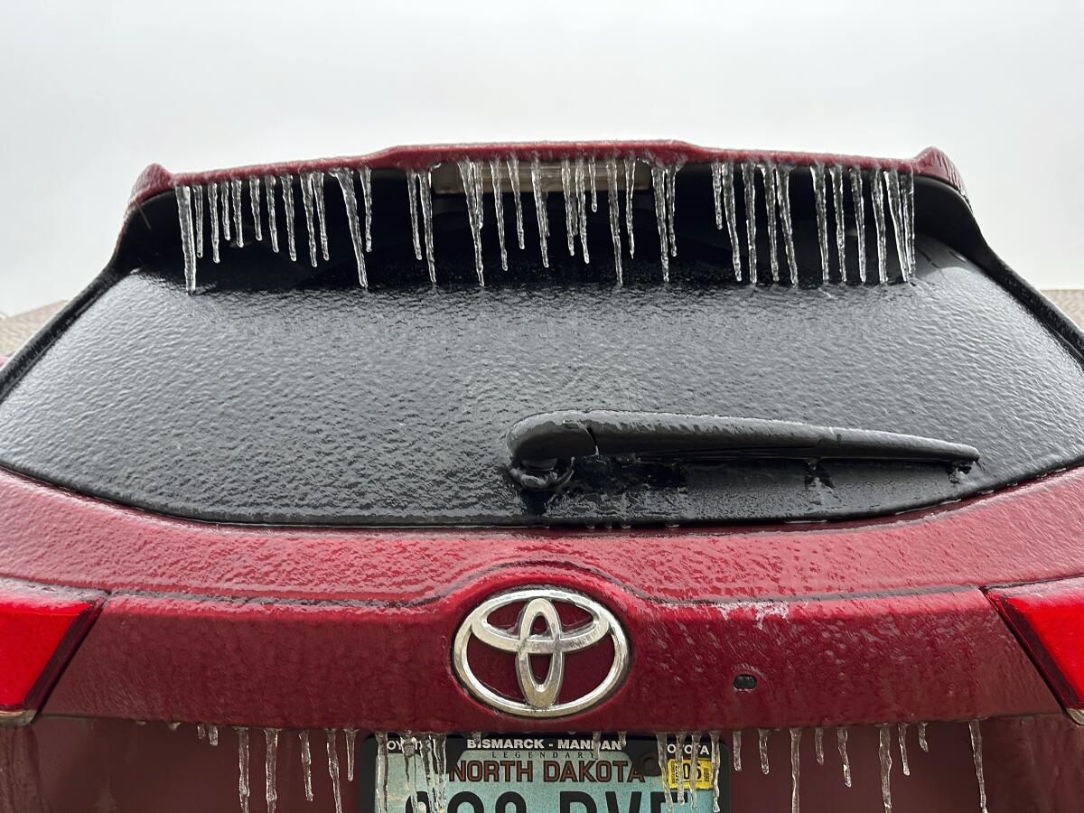 Un vehículo cubierto de hielo en Bismark, Dakota del Norte, el martes 26 de diciembre de 2023. (AP Foto/Jack Dura)