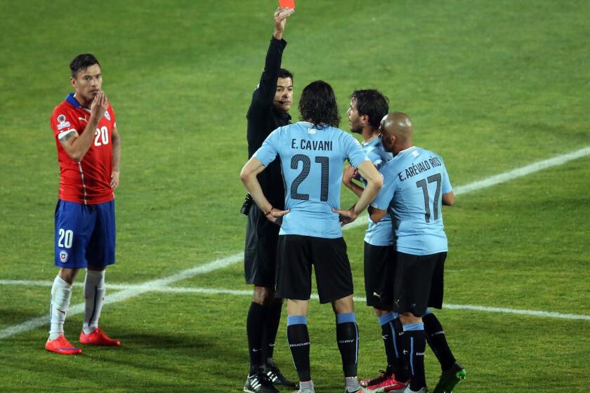 Brazilian referee Sandro Ricci (2nd L) shows the red card to Uruguay's forward Edinson Cavani during their 2015 Copa America football championship quarterfinal match, in Santiago, on June 24, 2015. AFP PHOTO / CLAUDIO REYESClaudio Reyes,Claudio Reyes/AFP/Getty Images ** OUTS - ELSENT, FPG - OUTS * NM, PH, VA if sourced by CT, LA or MoD **