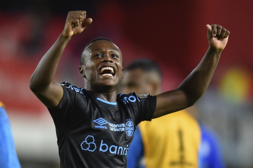 Nathan Fernandes, del Gremio de Brasil, festeja la victoria sobre Estudiantes de Argentina en un partido de la Copa Libertadores, el martes 23 de abril de 2024 (AP Foto/Gustavo Garello)