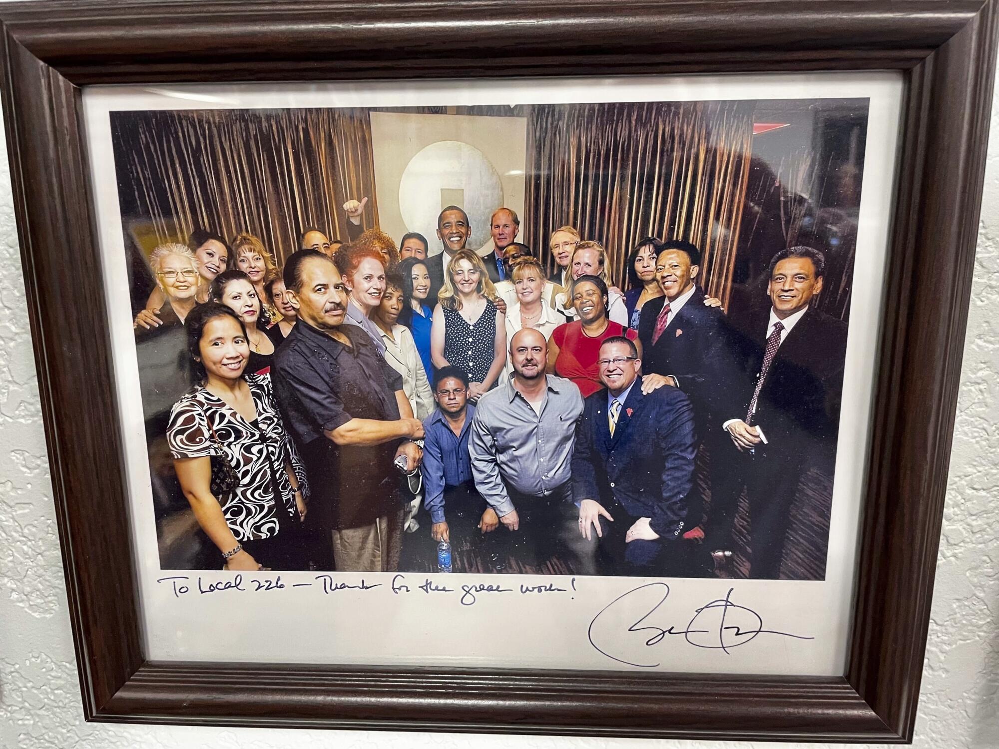 Başkan Obama'nın ve 20-30 kişinin imzasını taşıyan ve şu mesajla birlikte çekilmiş bir fotoğraf: "Yerel 226'ya — harika çalışmanız için teşekkürler!"