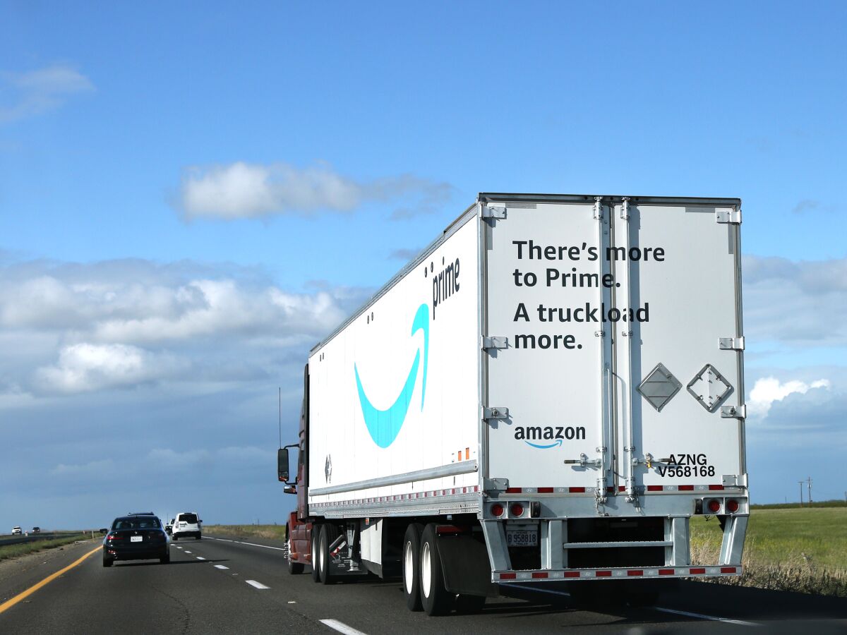 Un camión de reparto de Amazon Prime es conducido en la Interestatal 5 en dirección norte, en Gustine, California.