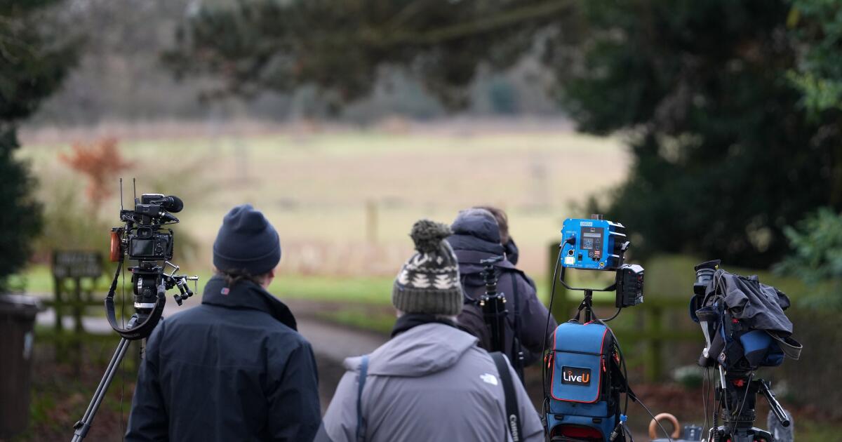Polícia revista a casa do ex-príncipe Andrew um dia depois de ele ter sido preso
