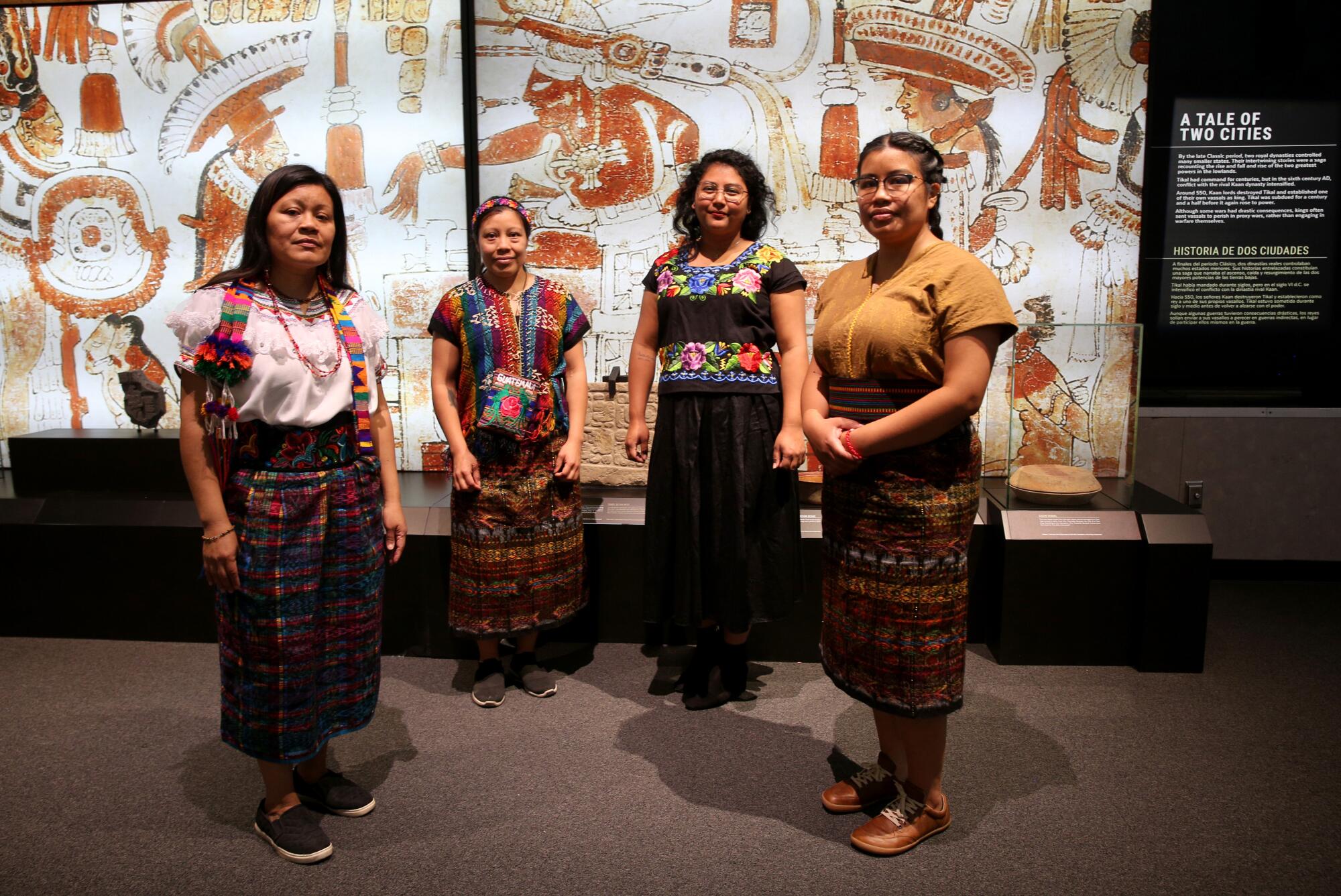 De izquierda a derecha, Candi Luin, 45 de Lawndale (Maya de Guatemala), Isabela Pedro, 37 de Montebello 