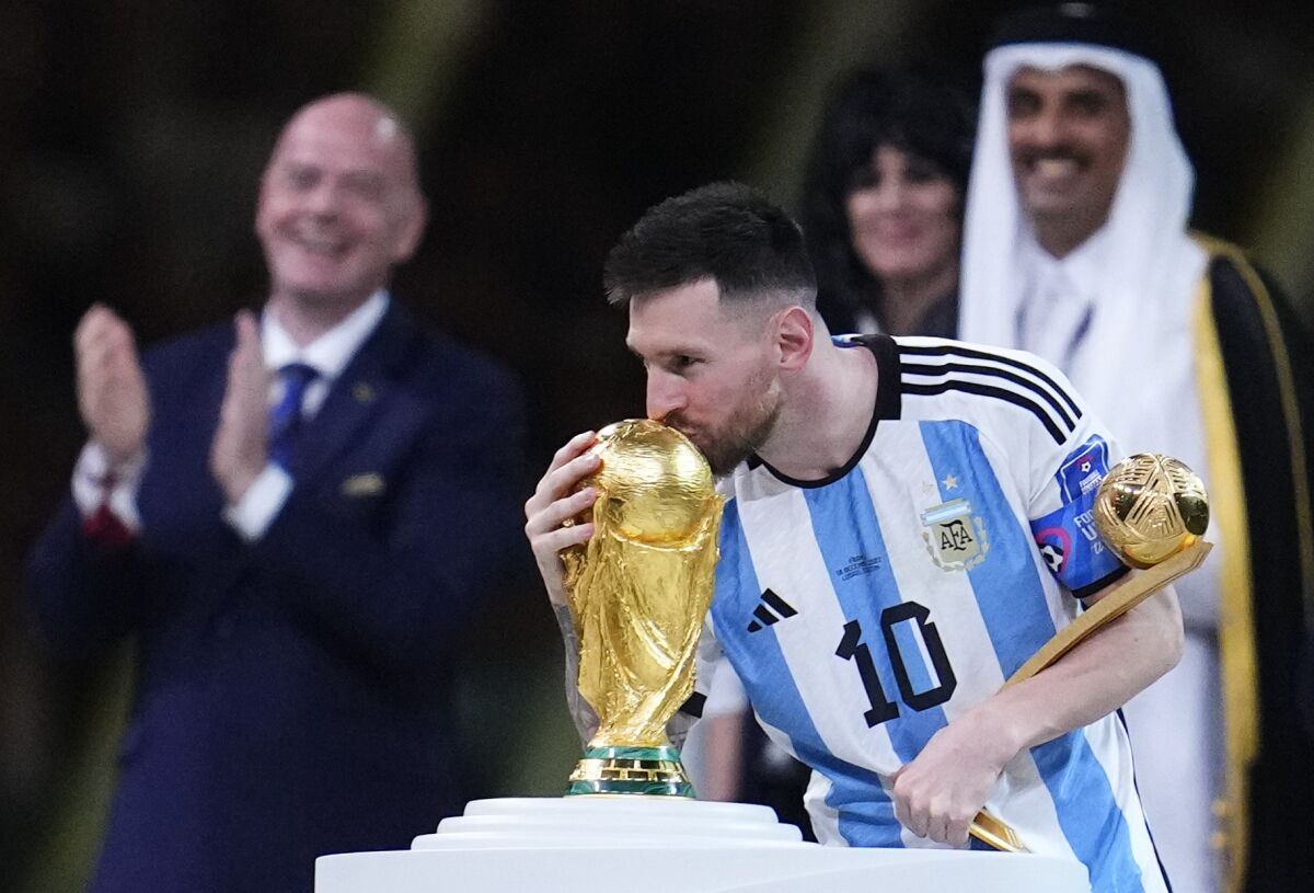 Lionel Messi, de la selección de Argentina, besa la Copa del Mundo 
