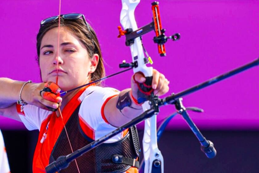 Gabriela Schloesser, mexicana-holandesa, dispara una flecha en la competencia mixta del tiro de arco en los Juegos Olímpicos de Tokio.