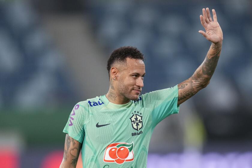 ARCHIVO - Neymar saluda al público durante un entrenamiento en Cuiabá, Brasil, el martes 10 de octubre de 2023 (AP Foto/Andre Penner, archivo)