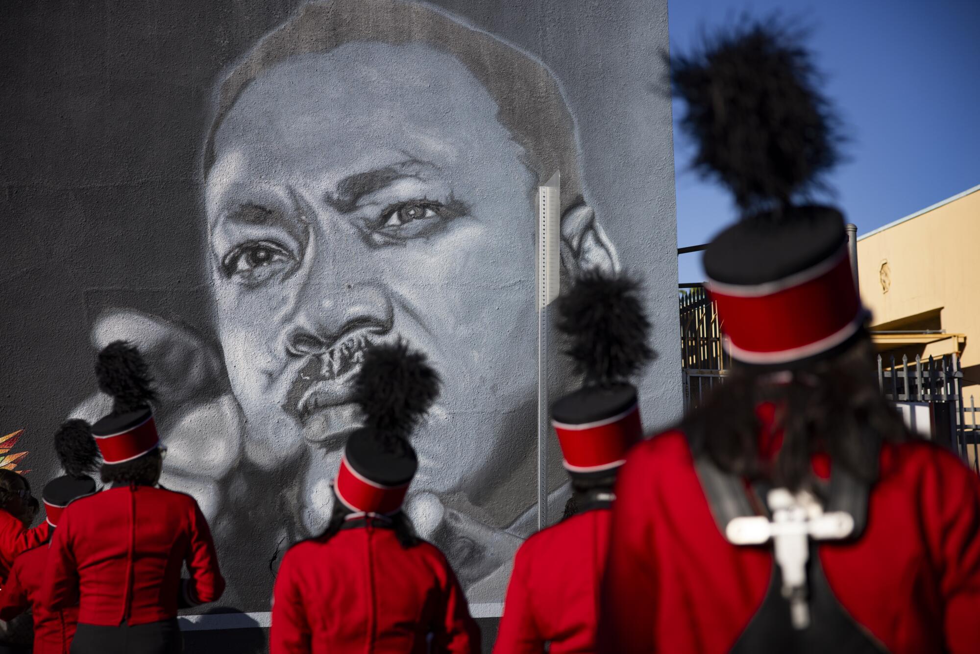 Os membros da Hollywood High School praticam o programa pós-escola LACER.