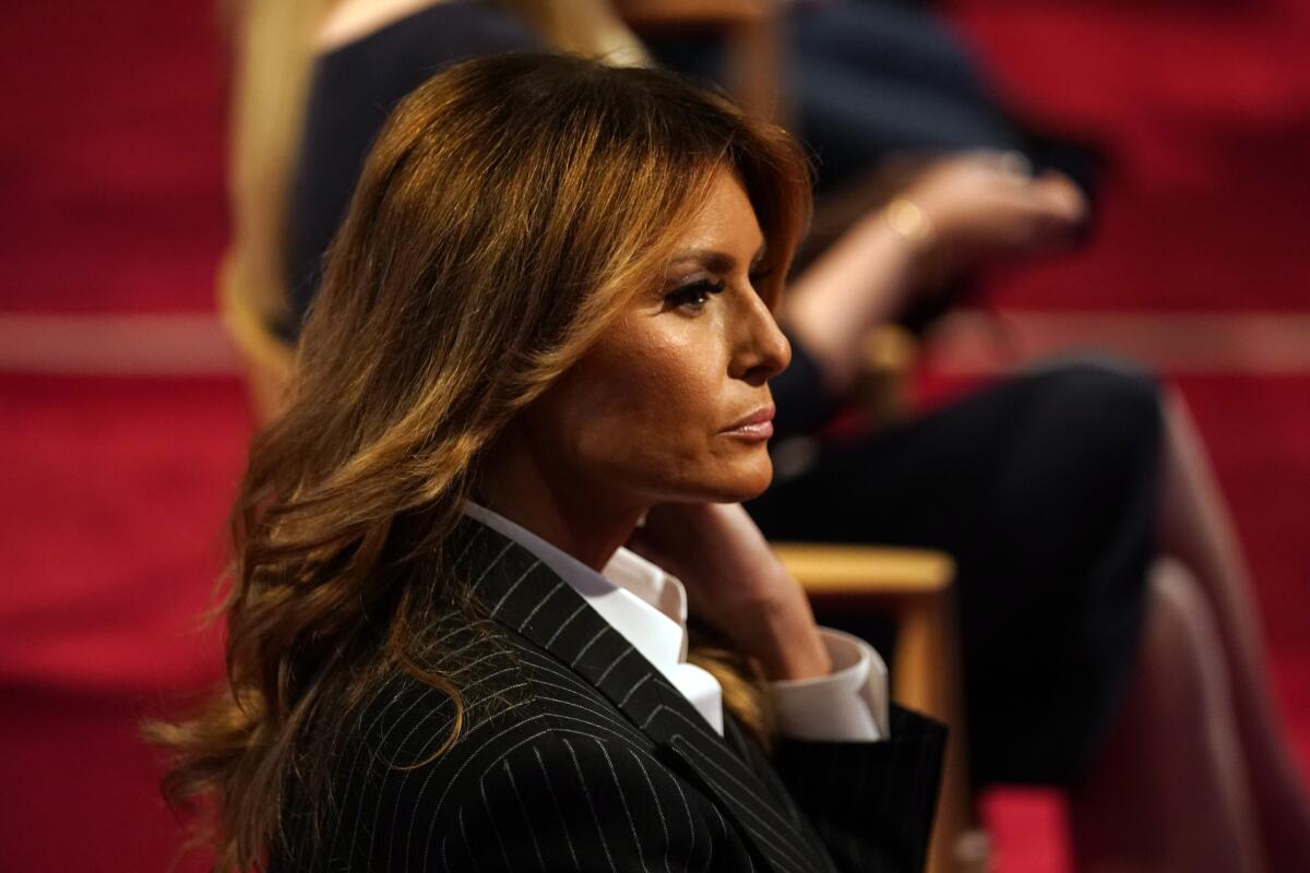 Melania Trump elogia centros de detención en una grabación