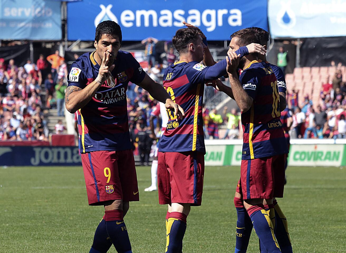 El delantero uruguayo del FC Barcelona Luis Suárez celebra uno de los goles marcados ante el Granada, el primero del equipo, durante el partido de la 38 y última jornada de la Liga de Primera División que se jugó en el estadio Nuevo Los Cármenes de Granada.