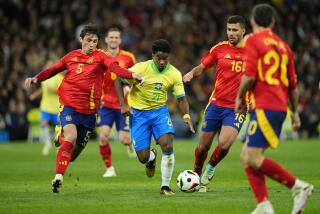 El delantero brasileño Endrick (centro) regatea entre los jugadores de España en un partido amistoso, el martes 26 de marzo de 2024, en Madrid. (AP Foto/José Bretón)