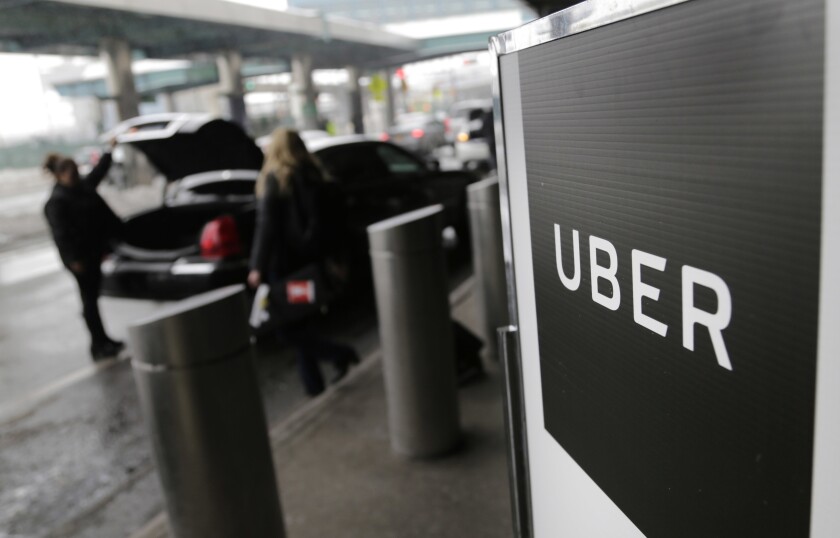 Un letrero indica el punto de encuentro para el servicio de Uber en el Aeropuerto LaGuardia, en Nueva York.