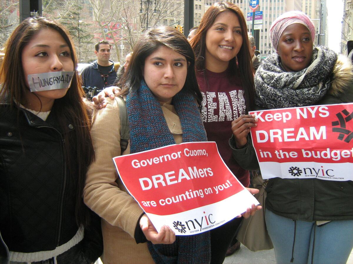 EFE/EUA CARIBE SHM58 NUEVA YORK (NY, EEUU), 25/3/2015.- Imagen de un grupo de "dreamers" que lucha para que el proyecto del "Dream Act" sea incluido en el proyecto de presupuesto de NY, que les daría acceso a ayuda económica para sus estudios universitarios y que ha decidido ponerse en huelga de hambre. De esta forma quieren hacer presión para que la Legislatura de Nueva York apruebe ese proyecto que permitiría acceso a ayuda económica a estudiantes indocumentados en el sistema de universidades públicas. Los estudiantes dirigieron particularmente su petición a los presidentes de la Asamblea, el demócrata Carl Heastie, y del Senado, el republicano Dean G. Skelos, para que se pongan de acuerdo y el proyecto no sea eliminado de las negociaciones del presupuesto final del estado. EFE/RUTH E. HERNÁNDEZ